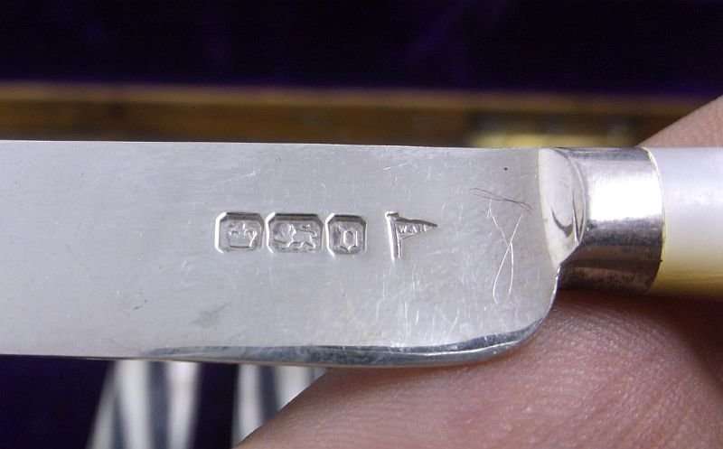 A CLASSY CANTEEN OF HALLMARKED SILVER FORKS AND KNIVES BY WALKER & HALL