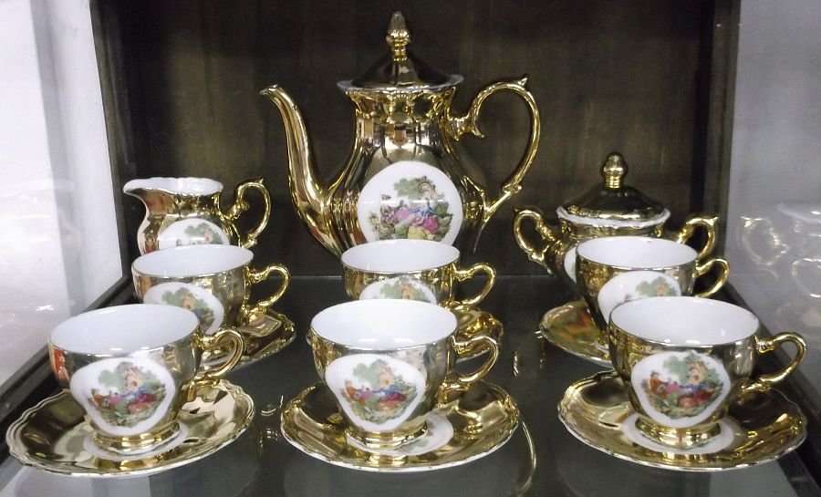 A CHARMING VINTAGE PORCELAIN TEA SET WITH ROMANTIC SCENES - ESPRESSO SIZE CUPS