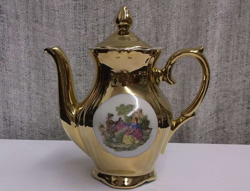 A CHARMING VINTAGE PORCELAIN TEA SET WITH ROMANTIC SCENES - ESPRESSO SIZE CUPS