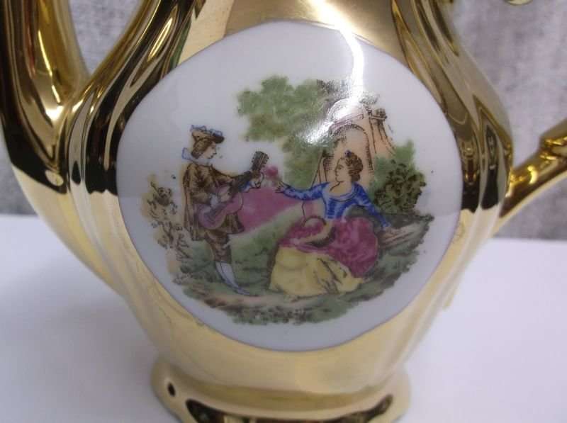 A CHARMING VINTAGE PORCELAIN TEA SET WITH ROMANTIC SCENES - ESPRESSO SIZE CUPS