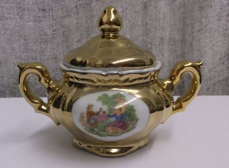 A CHARMING VINTAGE PORCELAIN TEA SET WITH ROMANTIC SCENES - ESPRESSO SIZE CUPS