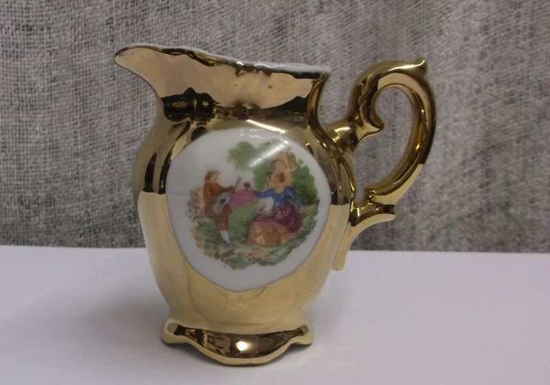 A CHARMING VINTAGE PORCELAIN TEA SET WITH ROMANTIC SCENES - ESPRESSO SIZE CUPS