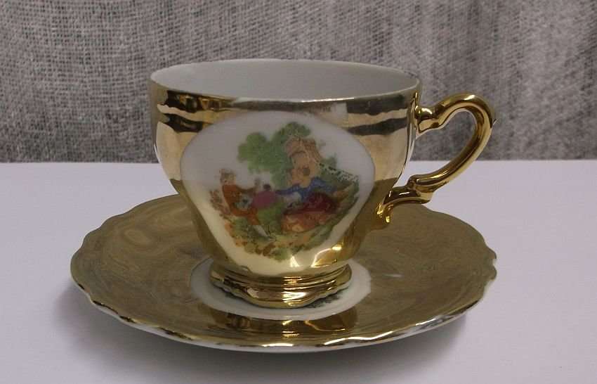 A CHARMING VINTAGE PORCELAIN TEA SET WITH ROMANTIC SCENES - ESPRESSO SIZE CUPS
