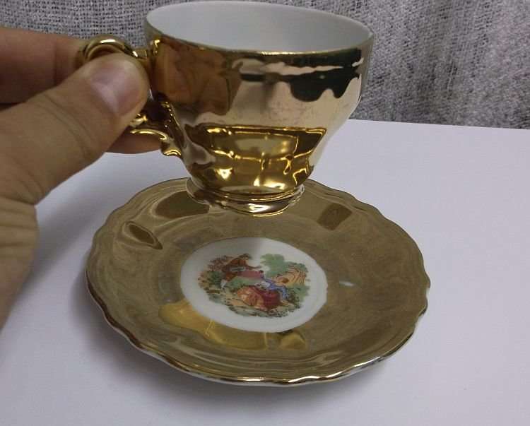 A CHARMING VINTAGE PORCELAIN TEA SET WITH ROMANTIC SCENES - ESPRESSO SIZE CUPS