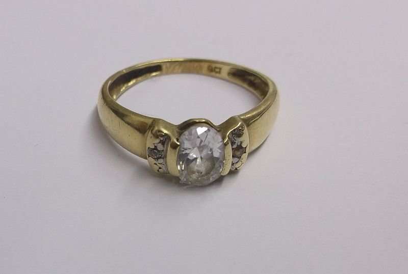 A STUNNING SOLID 9 CARAT GOLD RING SET WITH FACETED CLEAR STONES ....MUST SEE !!