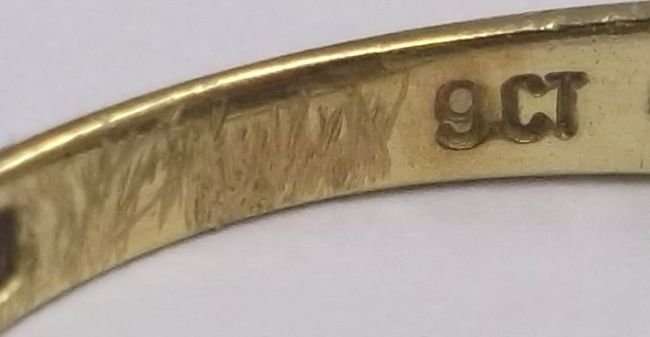 A STUNNING SOLID 9 CARAT GOLD RING SET WITH FACETED CLEAR STONES ....MUST SEE !!