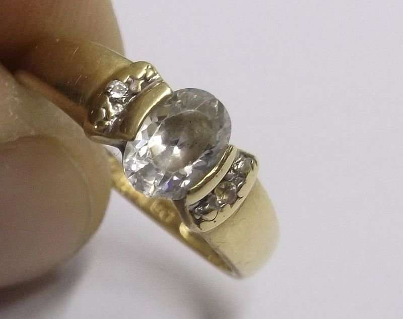 A STUNNING SOLID 9 CARAT GOLD RING SET WITH FACETED CLEAR STONES ....MUST SEE !!