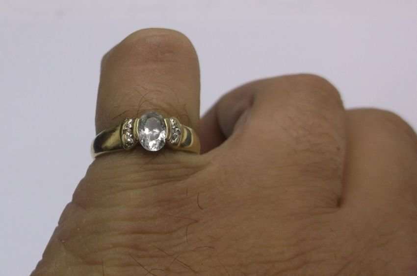 A STUNNING SOLID 9 CARAT GOLD RING SET WITH FACETED CLEAR STONES ....MUST SEE !!
