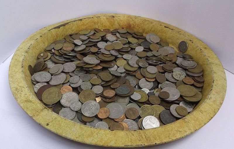 BID PER COIN !! 700 WORLD COINS STARTING AT R 1 PER COIN...VARIOUS SIZES AND COUNTRIES !!!