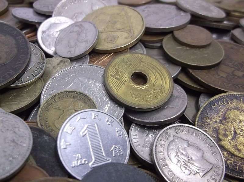 BID PER COIN !! 700 WORLD COINS STARTING AT R 1 PER COIN...VARIOUS SIZES AND COUNTRIES !!!