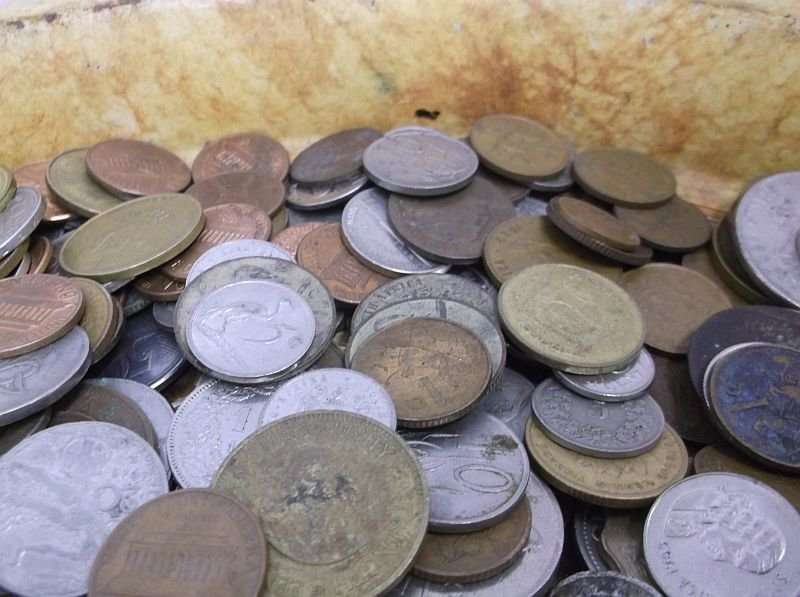 BID PER COIN !! 700 WORLD COINS STARTING AT R 1 PER COIN...VARIOUS SIZES AND COUNTRIES !!!