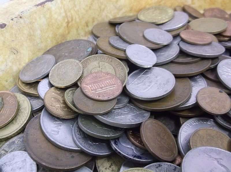 BID PER COIN !! 700 WORLD COINS STARTING AT R 1 PER COIN...VARIOUS SIZES AND COUNTRIES !!!