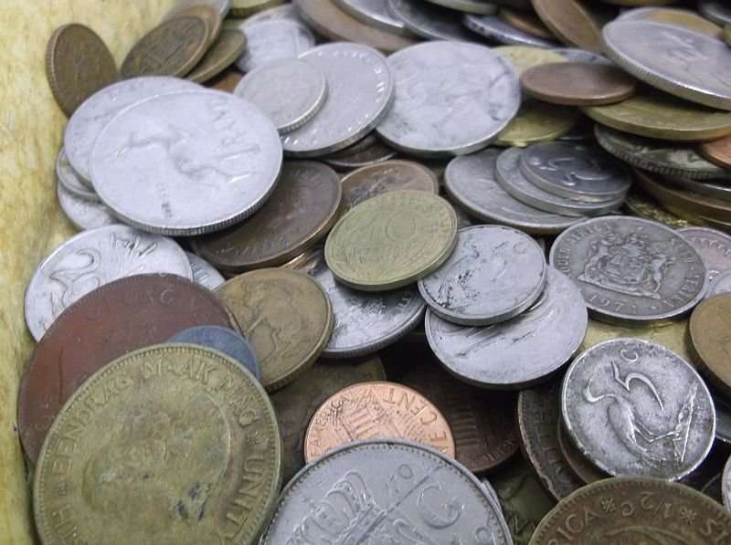 BID PER COIN !! 700 WORLD COINS STARTING AT R 1 PER COIN...VARIOUS SIZES AND COUNTRIES !!!