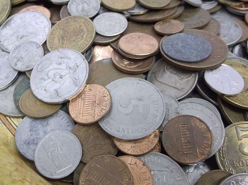 BID PER COIN !! 700 WORLD COINS STARTING AT R 1 PER COIN...VARIOUS SIZES AND COUNTRIES !!!