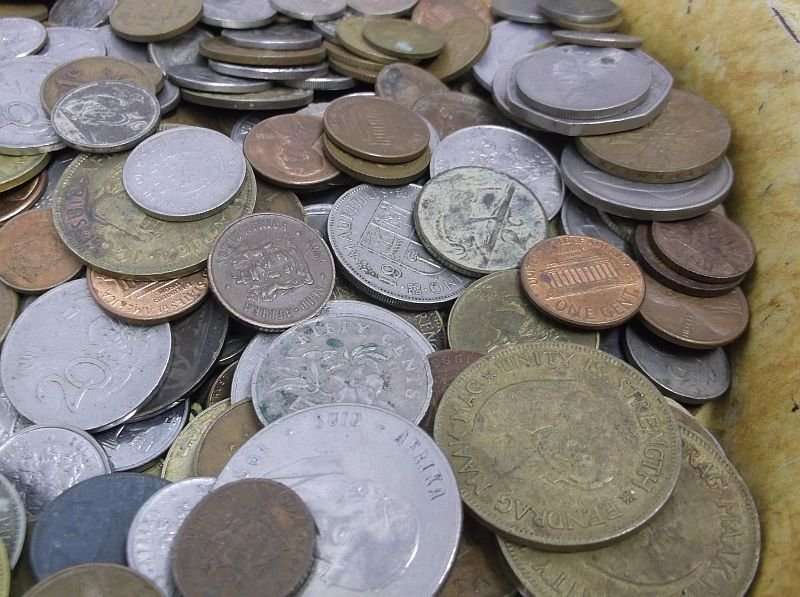 BID PER COIN !! 700 WORLD COINS STARTING AT R 1 PER COIN...VARIOUS SIZES AND COUNTRIES !!!