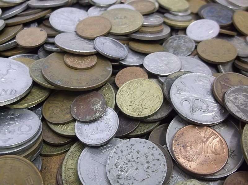 BID PER COIN !! 700 WORLD COINS STARTING AT R 1 PER COIN...VARIOUS SIZES AND COUNTRIES !!!