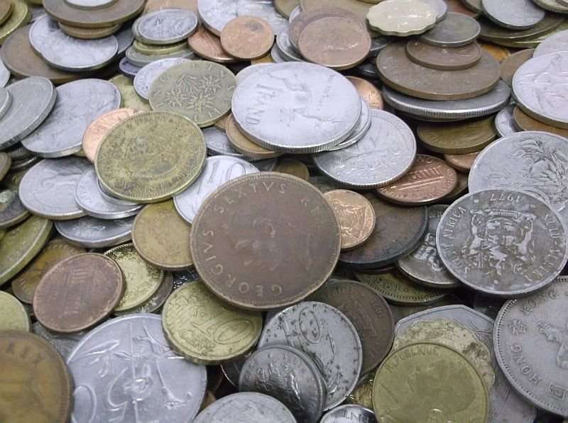 BID PER COIN !! 700 WORLD COINS STARTING AT R 1 PER COIN...VARIOUS SIZES AND COUNTRIES !!!