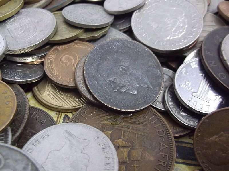 BID PER COIN !! 700 WORLD COINS STARTING AT R 1 PER COIN...VARIOUS SIZES AND COUNTRIES !!!