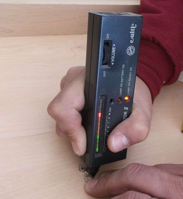 A VERY CLASSY SOLID 10 CT WHITE GOLD PENDANT SET WITH 18 TINY DIAMONDS PLUS STERLING SILVER NECKLACE