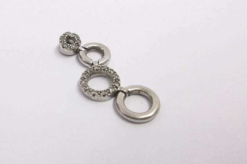 A VERY CLASSY SOLID 10 CT WHITE GOLD PENDANT SET WITH 18 TINY DIAMONDS PLUS STERLING SILVER NECKLACE