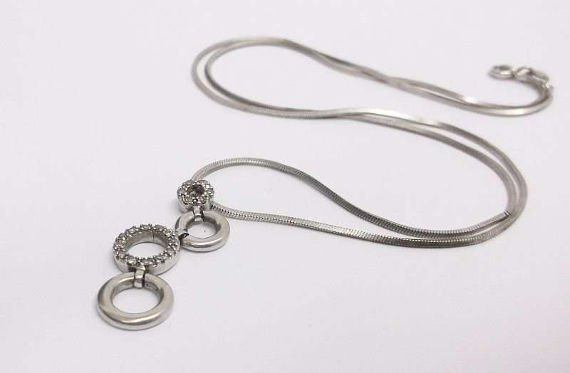 A VERY CLASSY SOLID 10 CT WHITE GOLD PENDANT SET WITH 18 TINY DIAMONDS PLUS STERLING SILVER NECKLACE