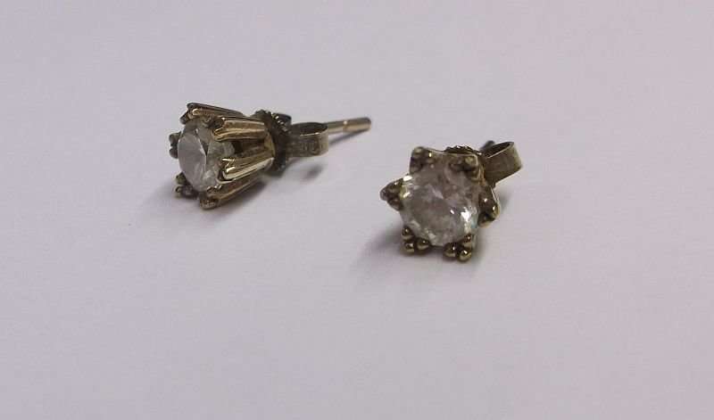 A VERY CLASSY OLD PAIR OF 9 CARAT GOLD EARRINGS SET WITH FACETED CLEAR STONES !!! TIMELESS BEAUTY !!