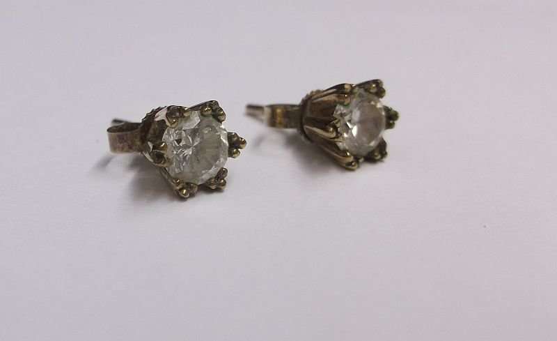 A VERY CLASSY OLD PAIR OF 9 CARAT GOLD EARRINGS SET WITH FACETED CLEAR STONES !!! TIMELESS BEAUTY !!