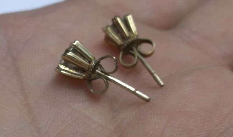 A VERY CLASSY OLD PAIR OF 9 CARAT GOLD EARRINGS SET WITH FACETED CLEAR STONES !!! TIMELESS BEAUTY !!