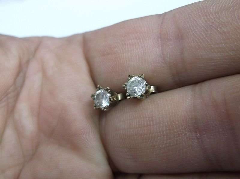 A VERY CLASSY OLD PAIR OF 9 CARAT GOLD EARRINGS SET WITH FACETED CLEAR STONES !!! TIMELESS BEAUTY !!
