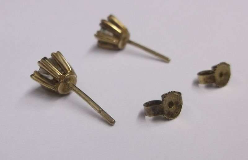 A VERY CLASSY OLD PAIR OF 9 CARAT GOLD EARRINGS SET WITH FACETED CLEAR STONES !!! TIMELESS BEAUTY !!