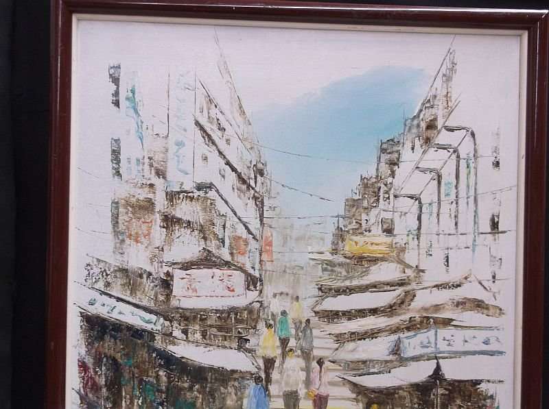 A CHARMING VINTAGE ORIGINAL ORIENTAL OIL PAINTING OF A TOWN & RICKSHAW SIGNED BY THE ARTIST