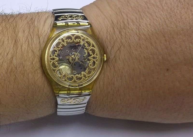 A TOTALLY AWESOME VINTAGE SWATCH WATCH IN ITS ORIGINAL CASE WITH MANUAL MADE IN 1991 ...$80 VALUE