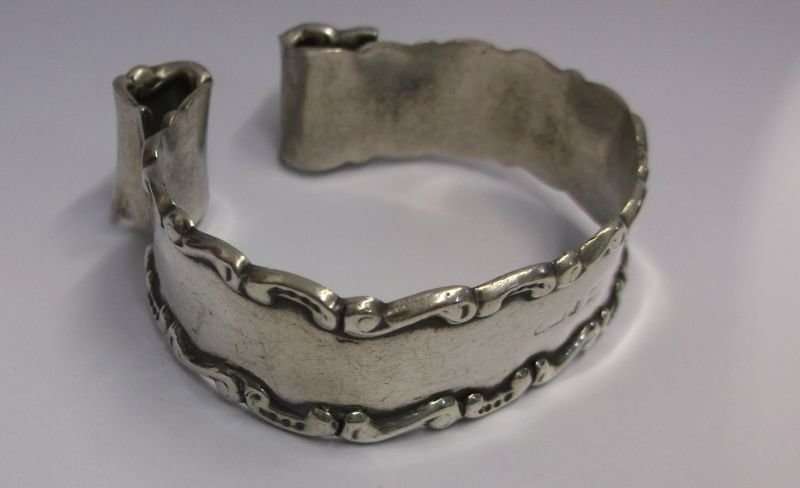 A COOL OLD HALLMARKED STERLING SILVER "BIG RING" TURNED BANGLE WITH SCROLL TYPE ENDS ...MUST SEE !!