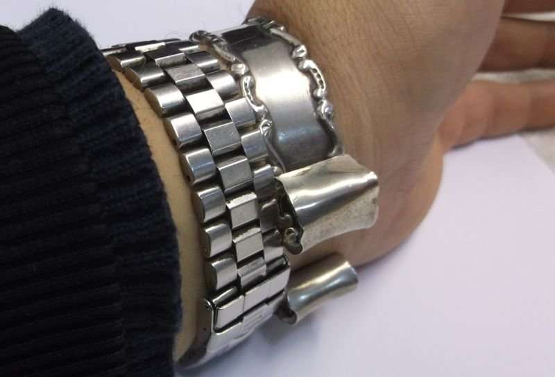 A COOL OLD HALLMARKED STERLING SILVER "BIG RING" TURNED BANGLE WITH SCROLL TYPE ENDS ...MUST SEE !!