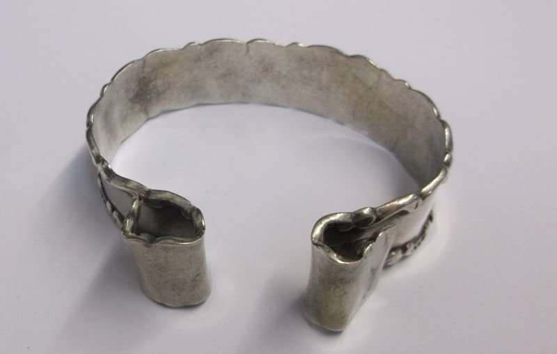 A COOL OLD HALLMARKED STERLING SILVER "BIG RING" TURNED BANGLE WITH SCROLL TYPE ENDS ...MUST SEE !!