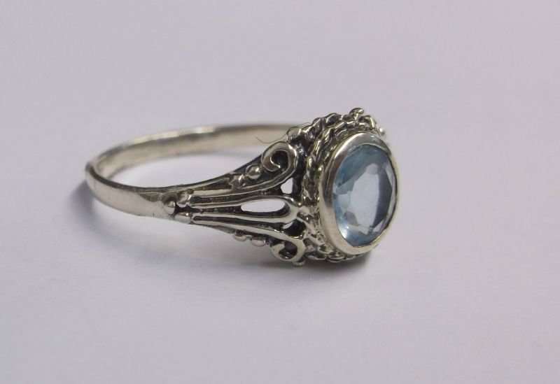 A FANTASTIC SOLID STERLING SILVER RING SET WITH A BEAUTIFULLY FACETED LIGHT BLUE STONE ...NICE !!