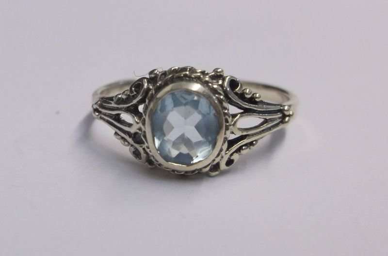 A FANTASTIC SOLID STERLING SILVER RING SET WITH A BEAUTIFULLY FACETED LIGHT BLUE STONE ...NICE !!