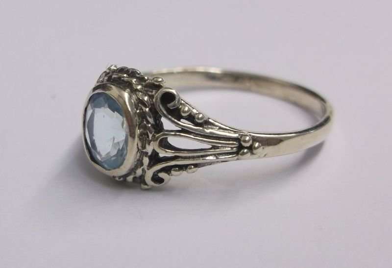 A FANTASTIC SOLID STERLING SILVER RING SET WITH A BEAUTIFULLY FACETED LIGHT BLUE STONE ...NICE !!