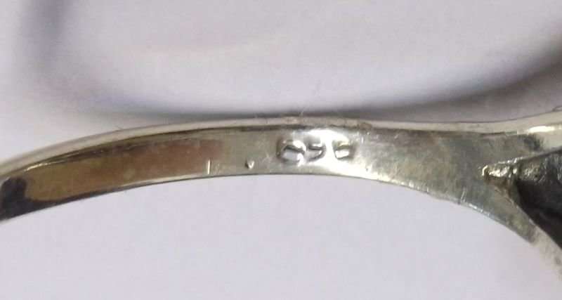 A FANTASTIC SOLID STERLING SILVER RING SET WITH A BEAUTIFULLY FACETED LIGHT BLUE STONE ...NICE !!