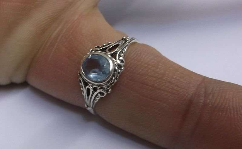 A FANTASTIC SOLID STERLING SILVER RING SET WITH A BEAUTIFULLY FACETED LIGHT BLUE STONE ...NICE !!