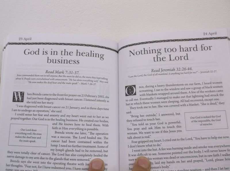 AN INSPIRATIONAL BOOK " KNOWING JESUS " BY WELL KNOWN EVANGELIST ANGUS BUCHAN .....GOOD QUALITY