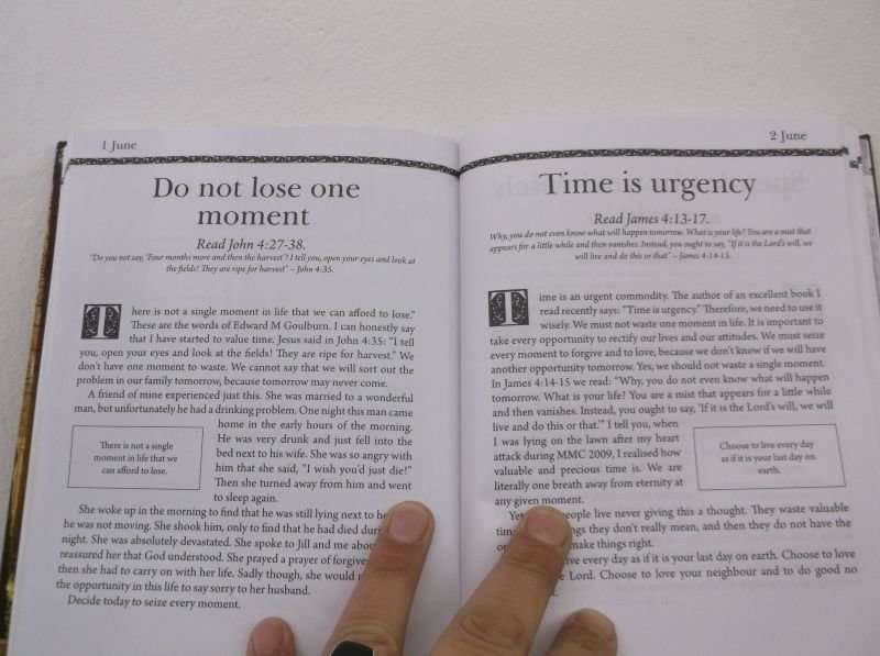 AN INSPIRATIONAL BOOK " KNOWING JESUS " BY WELL KNOWN EVANGELIST ANGUS BUCHAN .....GOOD QUALITY