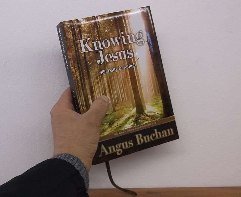 AN INSPIRATIONAL BOOK " KNOWING JESUS " BY WELL KNOWN EVANGELIST ANGUS BUCHAN .....GOOD QUALITY