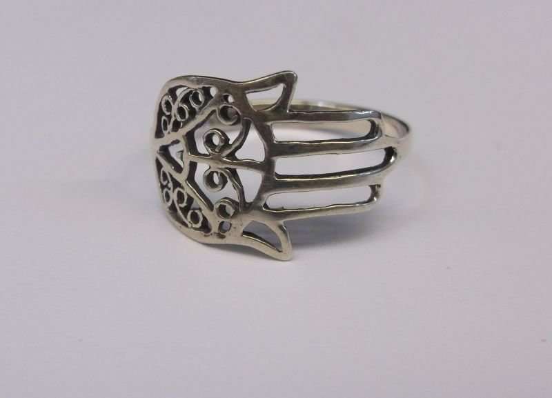 A TOTALLY COOL SOLID STERLING SILVER RING WITH FILIGREE TYPE DETAIL IN THE SHAPE OF A HAND !!!