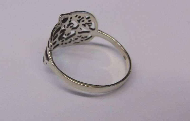 A TOTALLY COOL SOLID STERLING SILVER RING WITH FILIGREE TYPE DETAIL IN THE SHAPE OF A HAND !!!