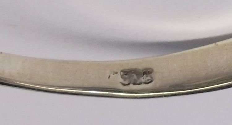 A TOTALLY COOL SOLID STERLING SILVER RING WITH FILIGREE TYPE DETAIL IN THE SHAPE OF A HAND !!!