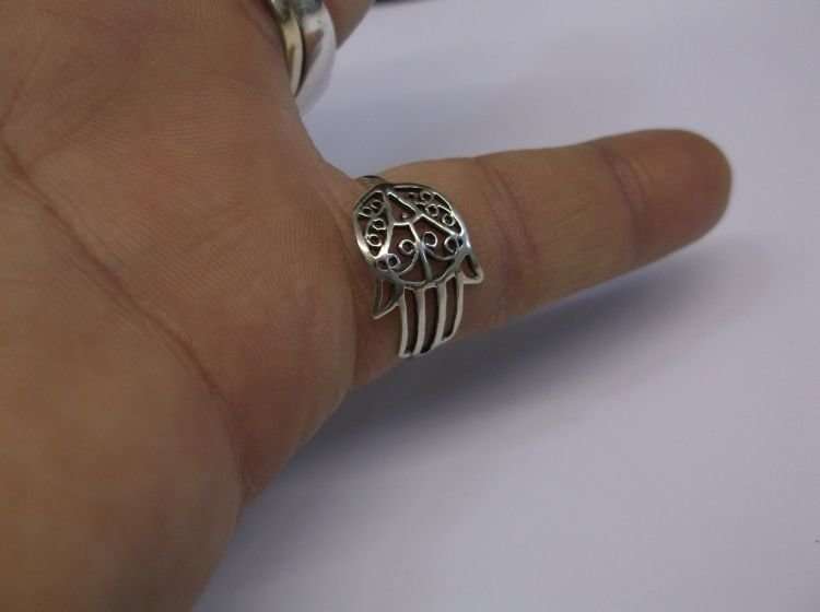 A TOTALLY COOL SOLID STERLING SILVER RING WITH FILIGREE TYPE DETAIL IN THE SHAPE OF A HAND !!!