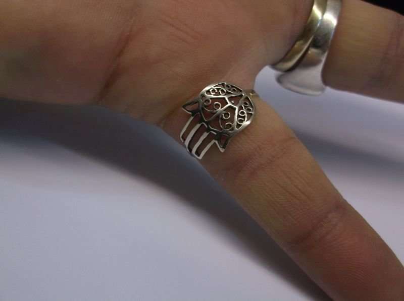 A TOTALLY COOL SOLID STERLING SILVER RING WITH FILIGREE TYPE DETAIL IN THE SHAPE OF A HAND !!!