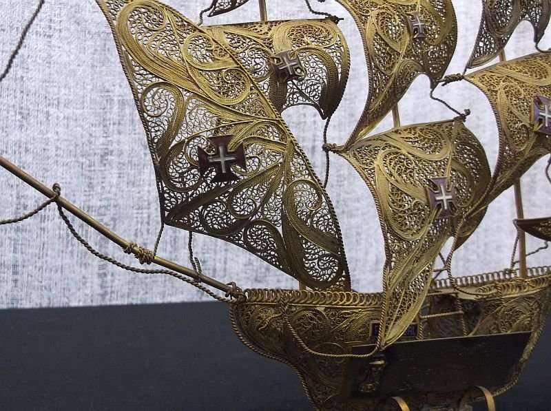 A FABULOUS INTRICATELY DETAILED VINTAGE FILIGREE GALLEON WITH SILVER PLAQUE ...STUNNING TO LOOK AT