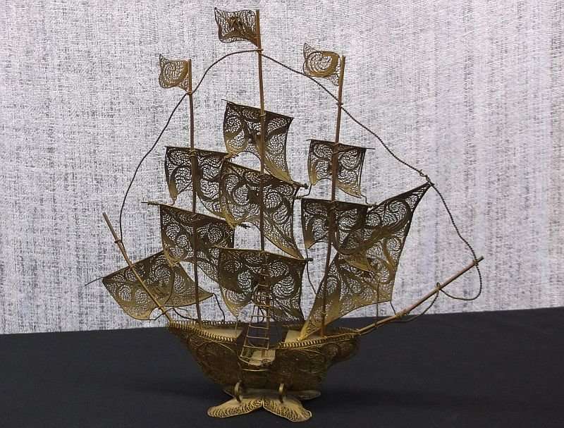 A FABULOUS INTRICATELY DETAILED VINTAGE FILIGREE GALLEON WITH SILVER PLAQUE ...STUNNING TO LOOK AT
